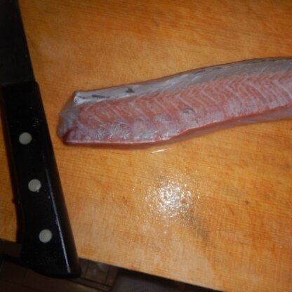 トビウオではないのですが、ご近所さんが釣った魚を刺身で食べようと、三枚卸を参考にさせていただきました。何の魚かわかりませんが美味しくいただきました＾＾